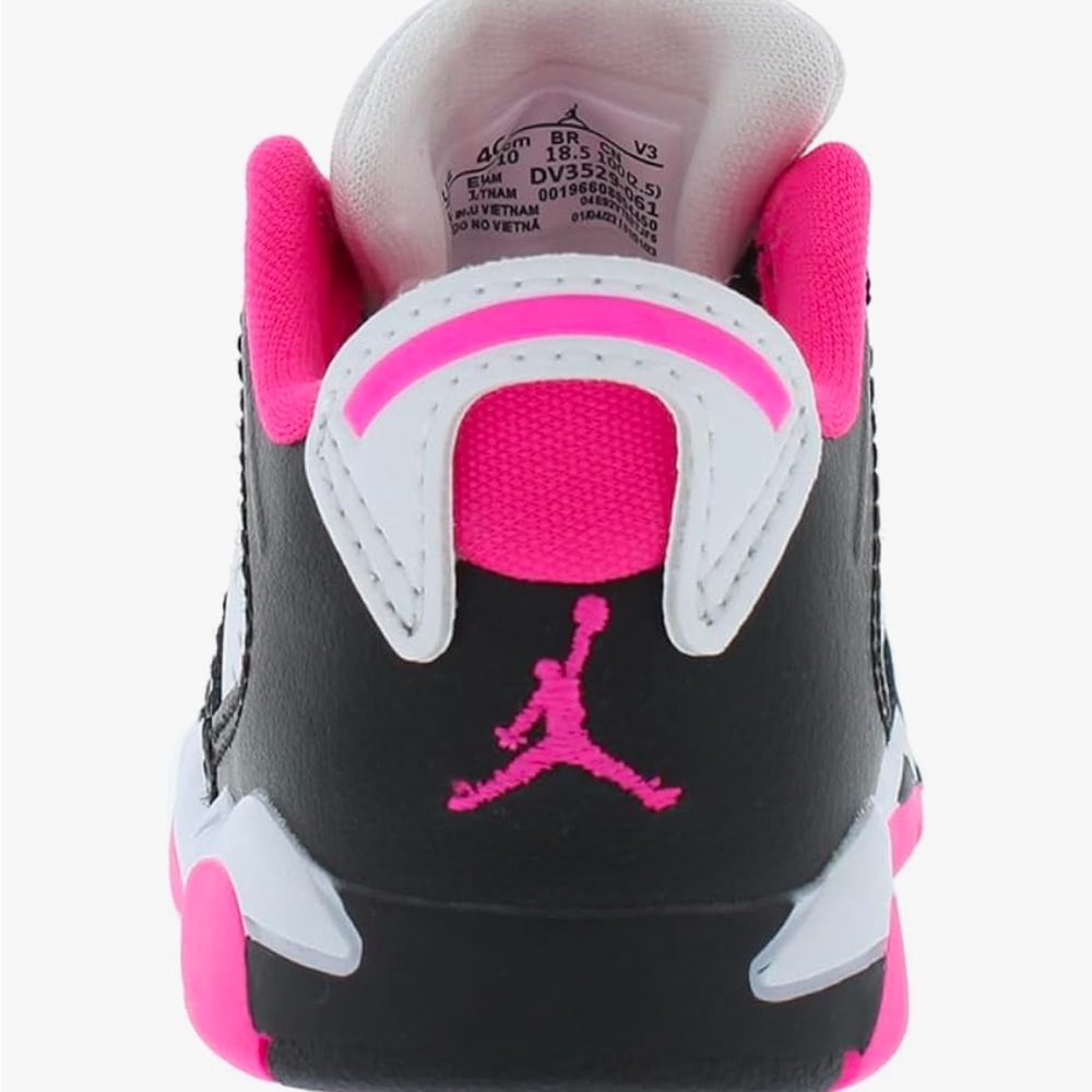 Jordan sneaker for girl color black, pink and white.  
Size  US 7C.
